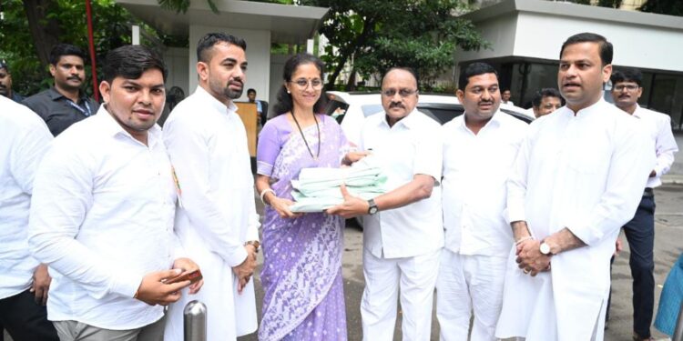 राष्ट्रवादीतर्फे खा. सुप्रिया सुळे यांना निष्ठेचे प्रतिज्ञापत्र सुपूर्त