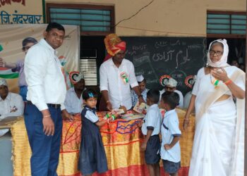 चिंचपाडा येथे विद्यार्थ्यांना शालेय साहित्याचे वाटप