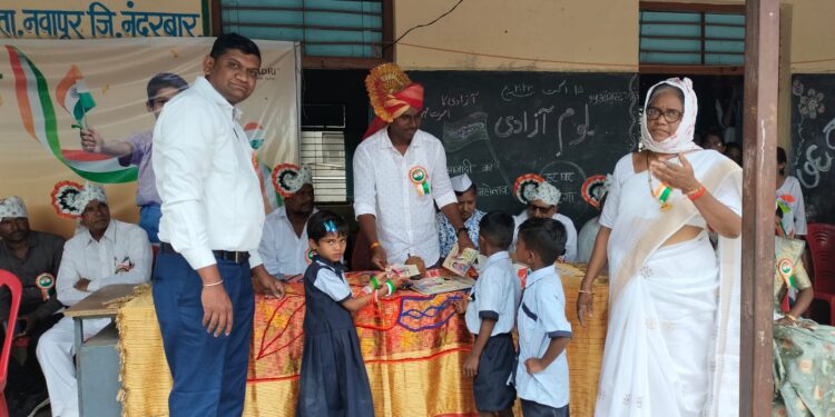 चिंचपाडा येथे विद्यार्थ्यांना शालेय साहित्याचे वाटप