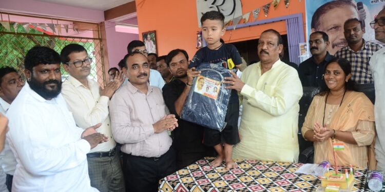 दिव्यांग व्यक्ती हा स्वाभिमानाने जगला पाहिजे : पालकमंत्री डॉ विजयकुमार गावित