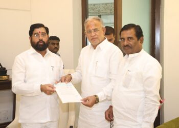 सहाय्यता निधीसाठी १७ लाखाच्या धनादेश माजी आमदार चंद्रकांत रघुवंशी यांच्या हस्ते एकनाथ शिंदेंना सुपूर्द