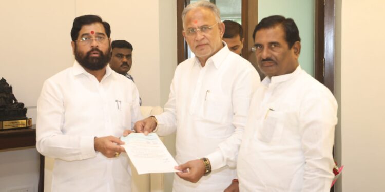 सहाय्यता निधीसाठी १७ लाखाच्या धनादेश माजी आमदार चंद्रकांत रघुवंशी यांच्या हस्ते एकनाथ शिंदेंना सुपूर्द