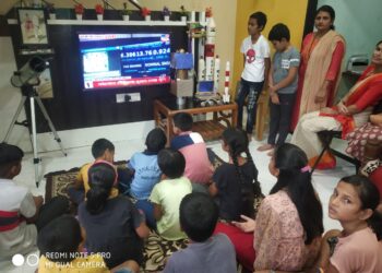 नक्षत्र छंद मंडळातर्फे विद्यार्थ्यांनी व नागरिकांनी पाहिले लाईव्ह चांद्रयान लँडिंग