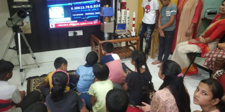 नक्षत्र छंद मंडळातर्फे विद्यार्थ्यांनी व नागरिकांनी पाहिले लाईव्ह चांद्रयान लँडिंग