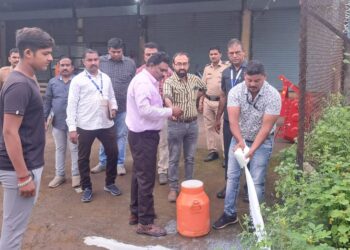 अरे बापरे :  दुधात भेसळ, नंदूरबार येथे प्रशासनाचे छापे, 334 लिटर दूध केले नष्ट