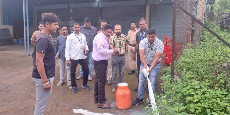 अरे बापरे : दुधात भेसळ, नंदूरबार येथे प्रशासनाचे छापे, 334 लिटर दूध केले नष्ट