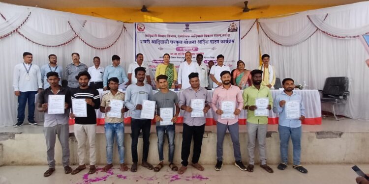 तळोदा तालुक्यातील १ हजार २५ बेघरांना पालकमंत्री डॉ.विजयकुमार गावित यांच्या हस्ते घरकुल आदेशांचे वाटप