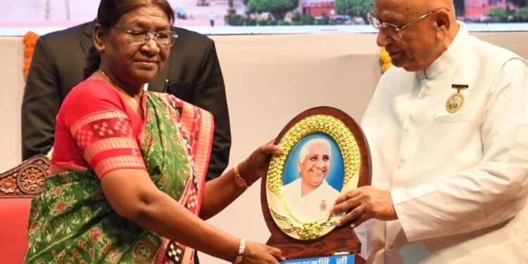 राष्ट्रपतींच्या हस्ते दिल्लीत टपाल तिकिटाचे प्रकाशन नंदनगरीत ओम शांती परिवारातर्फे समाधान