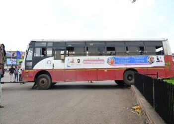 बसस्थानकाजवळ थरार : अचानक टोचन तुटल्याने बसवरील नियंत्रण सुटले