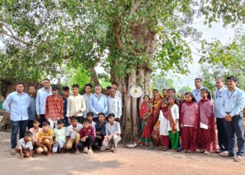 भाबलपूर शाळेत वृक्षाला राखी बांधून विद्यार्थ्यांनी दिला पर्यावरण रक्षणाचा संदेश