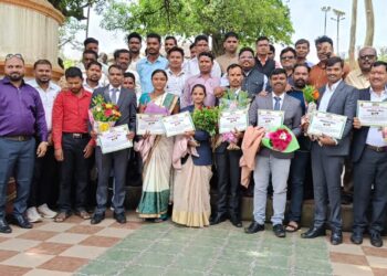 स्पर्धा परीक्षेत यश मिळविलेल्या यशवंतांचा सत्कार