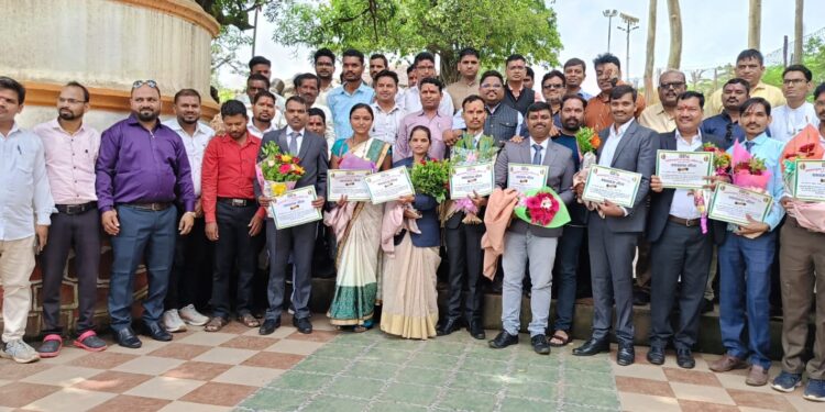 स्पर्धा परीक्षेत यश मिळविलेल्या यशवंतांचा सत्कार