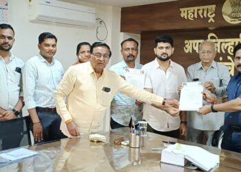 नंदुरबार तालुका दुष्काळ  जाहीर करा ; शिवसेनेचे जिल्हा प्रशासनाला निवेदन