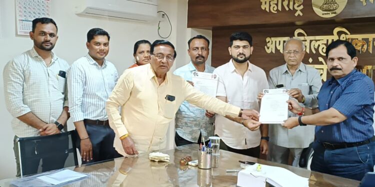 नंदुरबार तालुका दुष्काळ  जाहीर करा ; शिवसेनेचे जिल्हा प्रशासनाला निवेदन