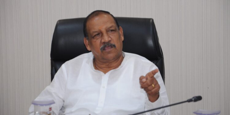 आदिवासी बहुल जिल्ह्यात बेंचमार्क सर्वेक्षण करणार :डॉ. विजयकुमार गावित