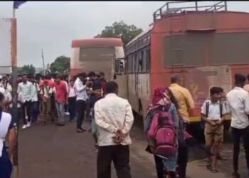 विद्यार्थी व पालकांनी केला रास्तारोको