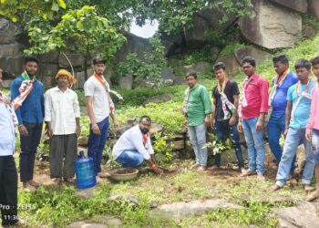 आण्णाभाऊ साठे जयंतीनिमित्त राष्ट्रवादी युवक शाखांतर्फे वृक्षरोपण