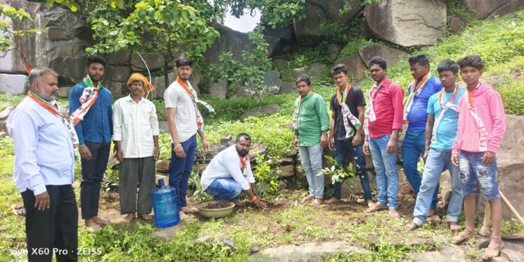 आण्णाभाऊ साठे जयंतीनिमित्त राष्ट्रवादी युवक शाखांतर्फे वृक्षरोपण