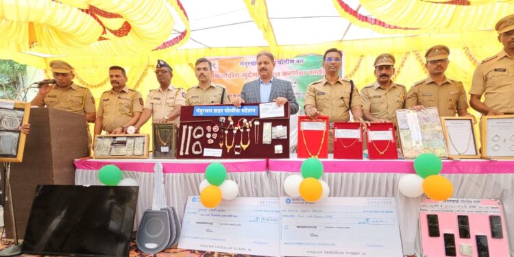 त्यांना मिळाले सौभाग्याचे लेणे परत. विशेष पोलीस महानिरीक्षक यांचे हस्ते  47 लाख लाखांचा मुद्देमाल मुळ तक्रारदारांना परत