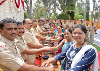 पोलीस अधिकारी यांचे अनोखे रक्षाबंधन