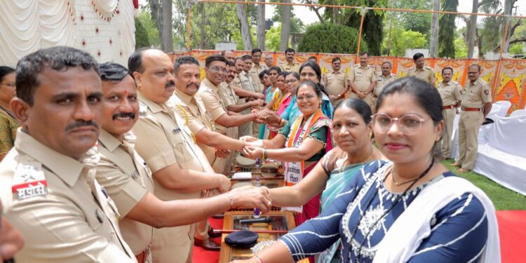 पोलीस अधिकारी यांचे अनोखे रक्षाबंधन