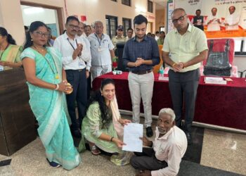 अंध व दिव्यांगाना जि.प अध्यक्षा डॉ.सुप्रिया गावित यांच्या हस्ते विविध दाखल्यांचे वाटप