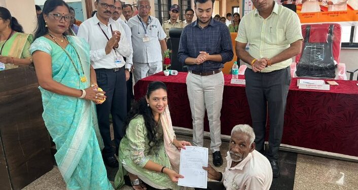 अंध व दिव्यांगाना जि.प अध्यक्षा डॉ.सुप्रिया गावित यांच्या हस्ते विविध दाखल्यांचे वाटप