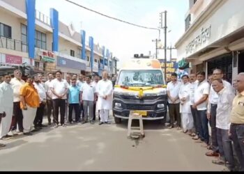 मुख्यमंत्र्यांनी दिलेल्या रुग्णवाहिकेचे माजी आ.चंद्रकांत रघुवंशी यांच्या हस्ते लोकार्पण