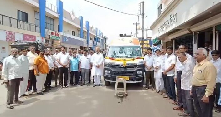 मुख्यमंत्र्यांनी दिलेल्या रुग्णवाहिकेचे माजी आ.चंद्रकांत रघुवंशी यांच्या हस्ते लोकार्पण
