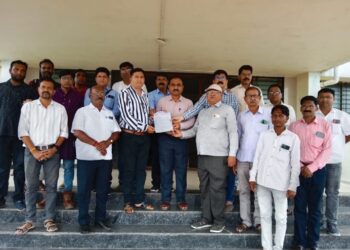 व्हाईस ऑफ मीडियातर्फे विविध मागण्यांसाठी तहसीलदारांना दिले निवेदन