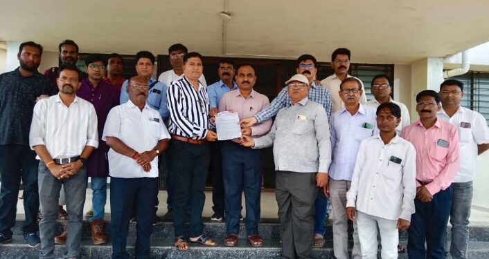 व्हाईस ऑफ मीडियातर्फे विविध मागण्यांसाठी तहसीलदारांना दिले निवेदन