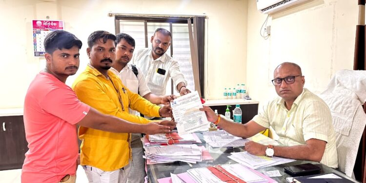 नंदुरबार तहसील आवारात अडथळा निर्माण करणारे वाहनांची व्यवस्था करा