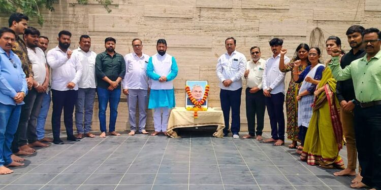 भाजपातर्फे माजी पंतप्रधान अटल बिहारी वाजपेयी यांना अभिवादन