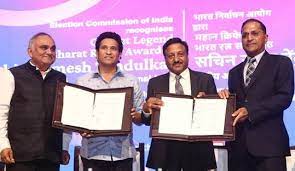 प्रख्यात क्रिकेटपटू सचिन तेंडुलकर भारत निवडणूक आयोगाचे ‘नॅशनल आयकॉन’