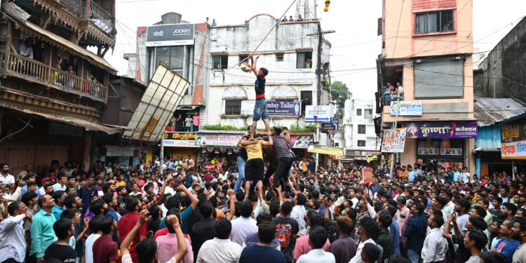 नंदुरबारात रंगला गोविंदाचा थरार  हनुमान व्यायाम शाळेचा उपक्रम