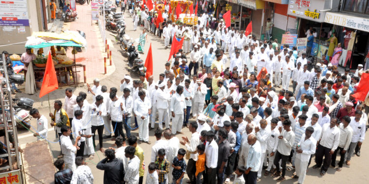 गुलाम बाबा महाराज यांची आष्टाने ते रंजनपुर व्यसनमुक्ती रॅली