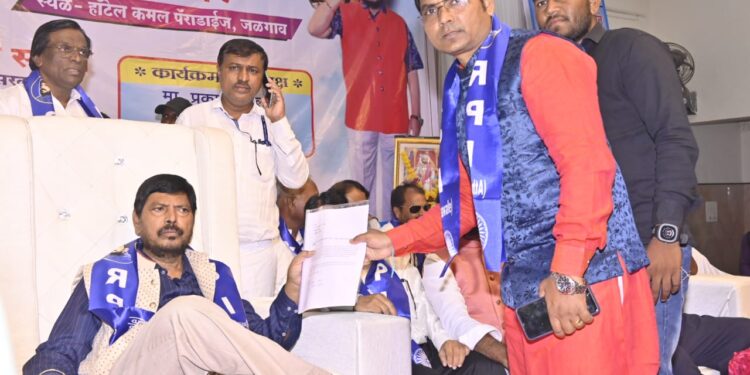 केंद्रीय मंत्री रामदास आठवले यांना नंदुरबार रिपाई युवक आघाडी जिल्हाध्यक्ष सुभाष पानपाटील यांनी विविध विषयांचे दिले निवेदन