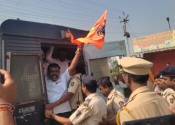 मराठा आंदोलकांवर अमानुष लाठीचार्ज, नंदूरबार येथे मराठा क्रांती मोर्चातर्फे रास्ता रोको आंदोलन