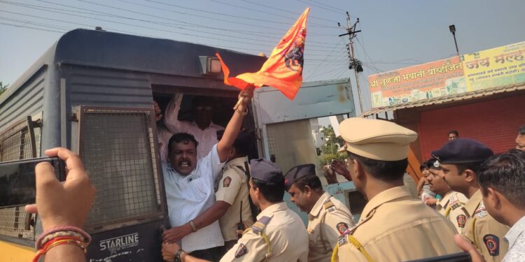 मराठा आंदोलकांवर अमानुष लाठीचार्ज, नंदूरबार येथे मराठा क्रांती मोर्चातर्फे रास्ता रोको आंदोलन