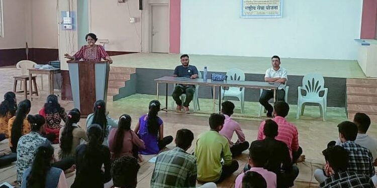 साने गुरुजी महाविद्यालयात रासेयोतर्फे महिला आरोग्य व लिंग समानता विषयावर कार्यशाळा