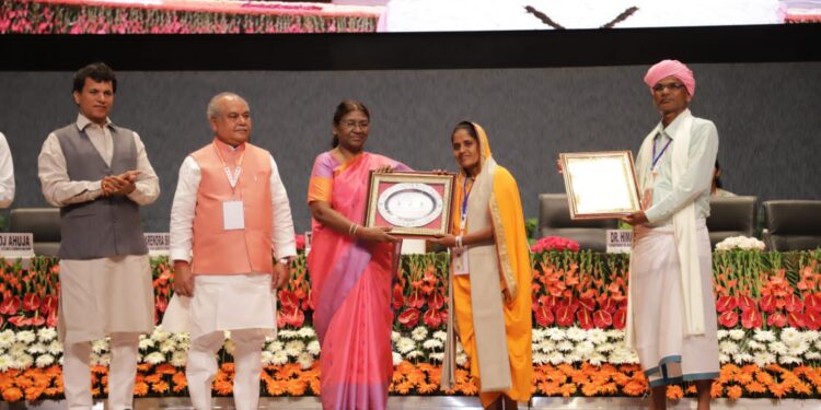 नंदुरबार जिल्ह्याच्या याहा मोगी माता बियाणे संवर्धन समितीला राष्ट्रपतींच्या हस्ते पुरस्कार प्रदान