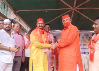 माजी आमदार चंद्रकांत रघुवंशी यांच्या हस्ते मुख्य मिरवणुकीतील मंडळ पदाधिकाऱ्यांच्या सत्कार