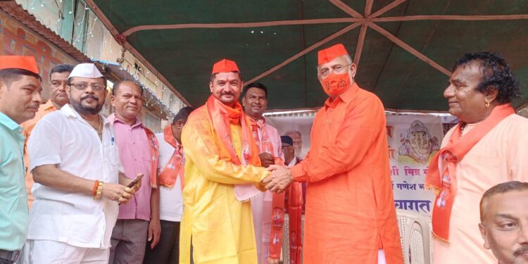 माजी आमदार चंद्रकांत रघुवंशी यांच्या हस्ते मुख्य मिरवणुकीतील मंडळ पदाधिकाऱ्यांच्या सत्कार