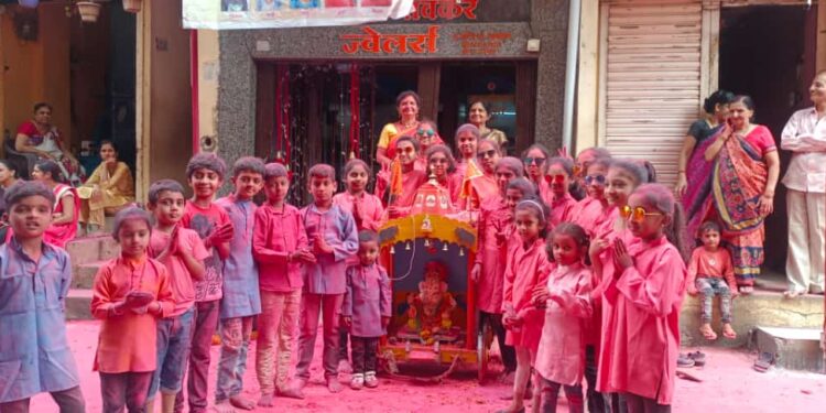 बाबा गणपती प्रतिरूप रथाच्या  मिरवणूकने वेधले साऱ्यांचे लक्ष