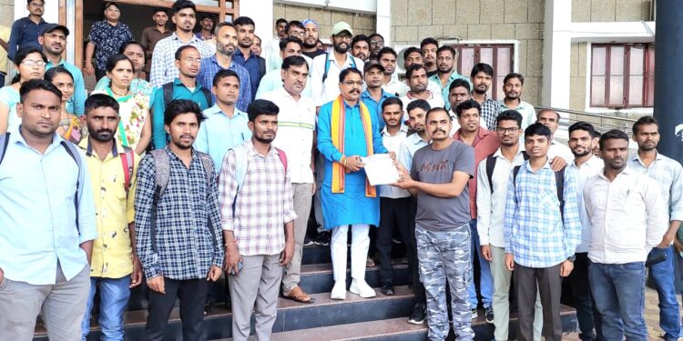 अनुसूचित जमाती प्रवर्गातील शिक्षकांवर अन्याय ३०० रिक्त पदभरती करावी, प्रहार शिक्षक संघटनेचे निवेदन