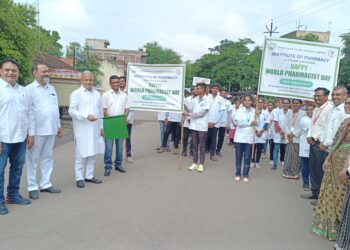 औषध निर्माता दिवस निमित्त शहरातून जनजागृती रॅली
