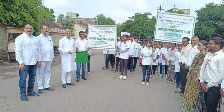औषध निर्माता दिवस निमित्त शहरातून जनजागृती रॅली