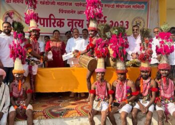 पिंपळनेर येथील सोहळ्यात पारंपारिक नृत्य पथकांचा खा.डॉ. हिना गावित मंत्री डॉ. गावित यांनी केला गौरव