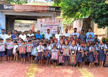 ठाणेपाडा जि.प.शाळेत डॉ.अभिजीत मोेरे यांच्या वाढदिवसानिमित्त विद्यार्थ्यांना दप्तर वाटप