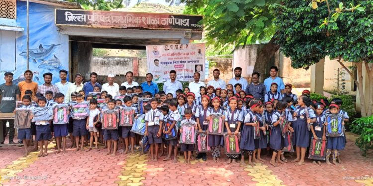 ठाणेपाडा जि.प.शाळेत डॉ.अभिजीत मोेरे यांच्या वाढदिवसानिमित्त विद्यार्थ्यांना दप्तर वाटप